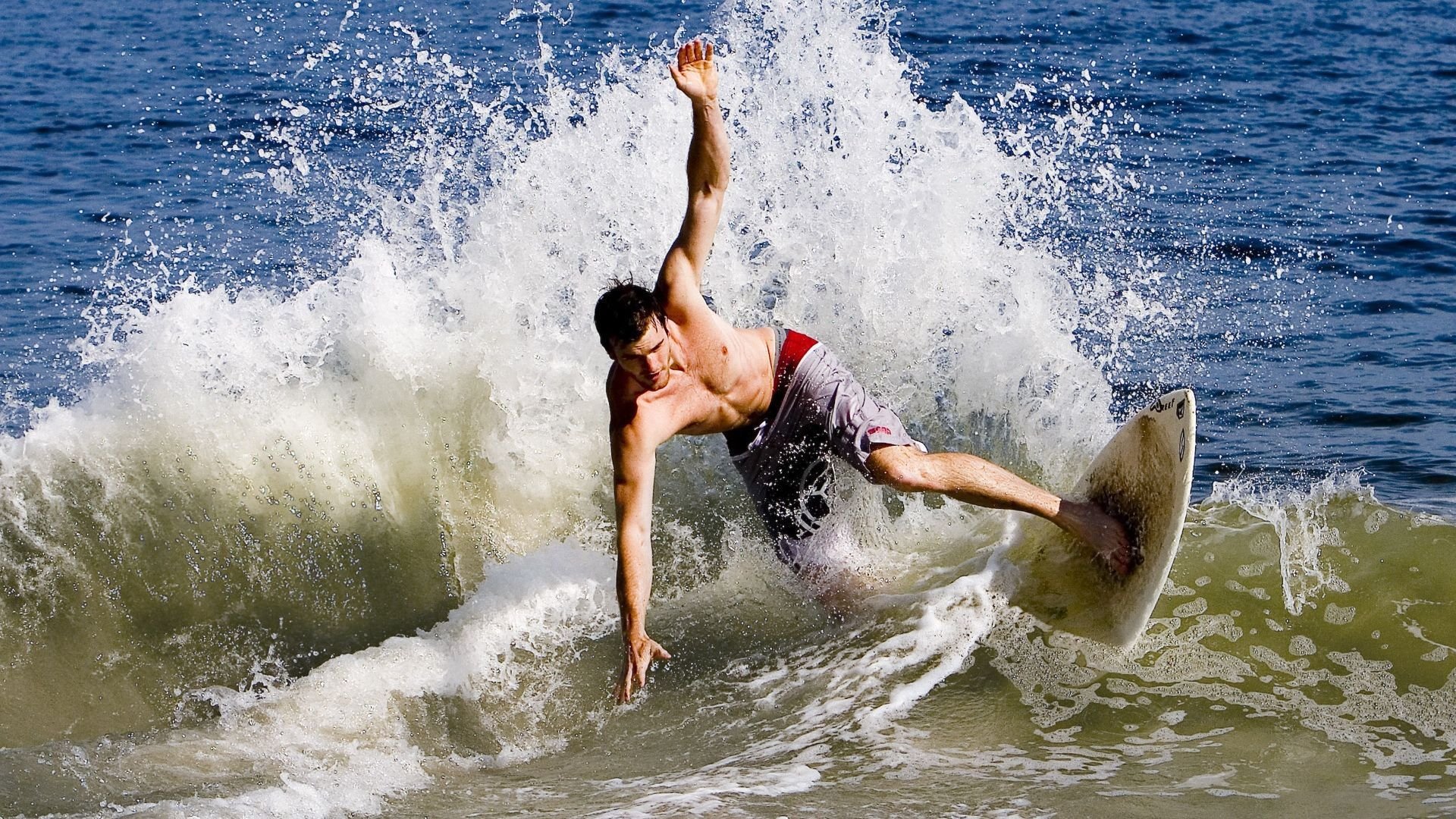 女子仰泳划频表现突出，女子仰泳100米