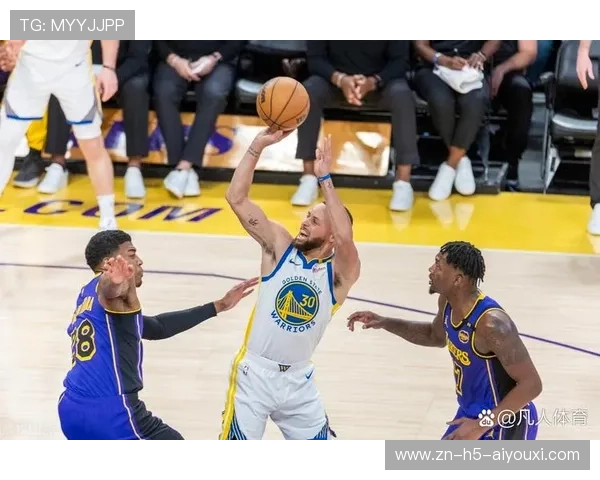 库里后仰三分命中，勇士主场再次沸腾